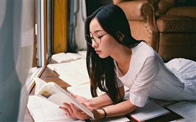 アジアの女の子の読書ブック HDの壁紙
