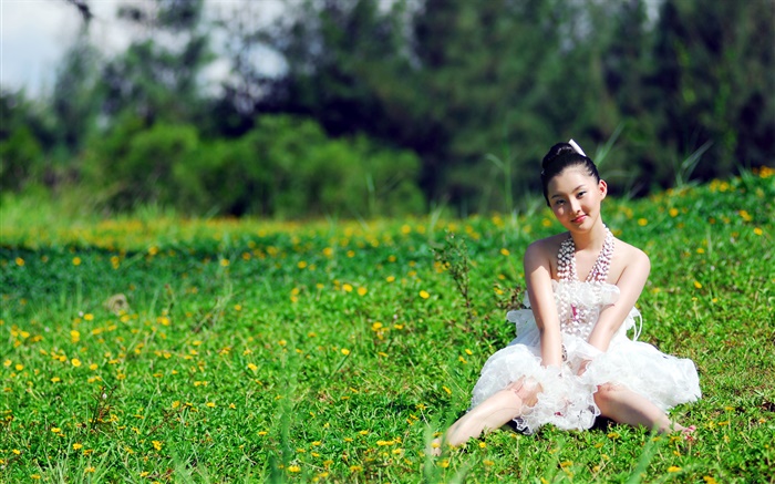 草の中に座っているアジアの女の子 壁紙 ピクチャー