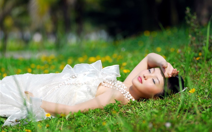 アジアの白いドレスの少女横たわっ草 壁紙 ピクチャー