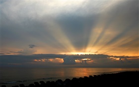 夕暮れ、海、夕日、雲でビーチ HDの壁紙