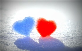 雪の中で青と赤の愛の心 HDの壁紙