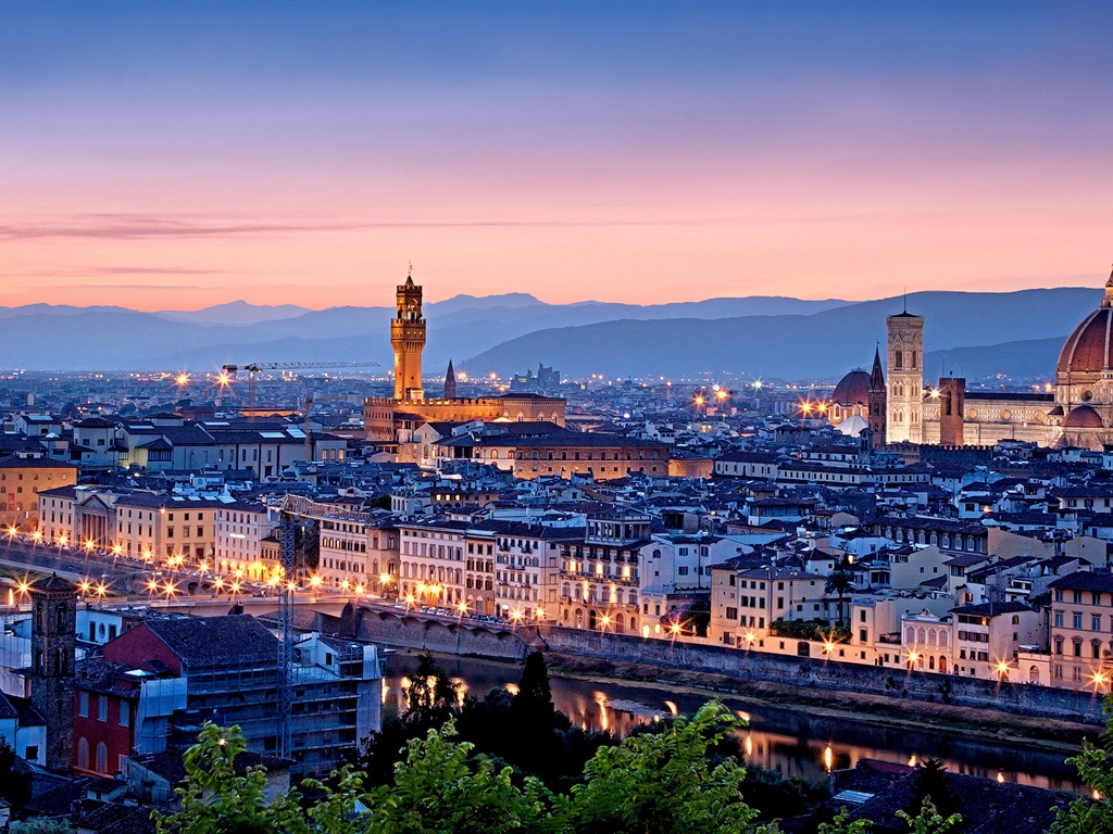 イタリアの美しい街の夜の風景です 1024x768 壁紙 背景画像
