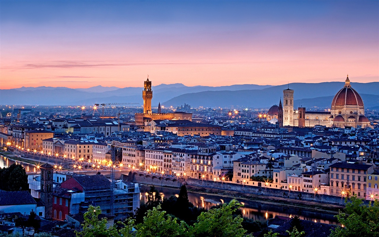 イタリアの美しい街の夜の風景です 1280x800 壁紙 背景画像