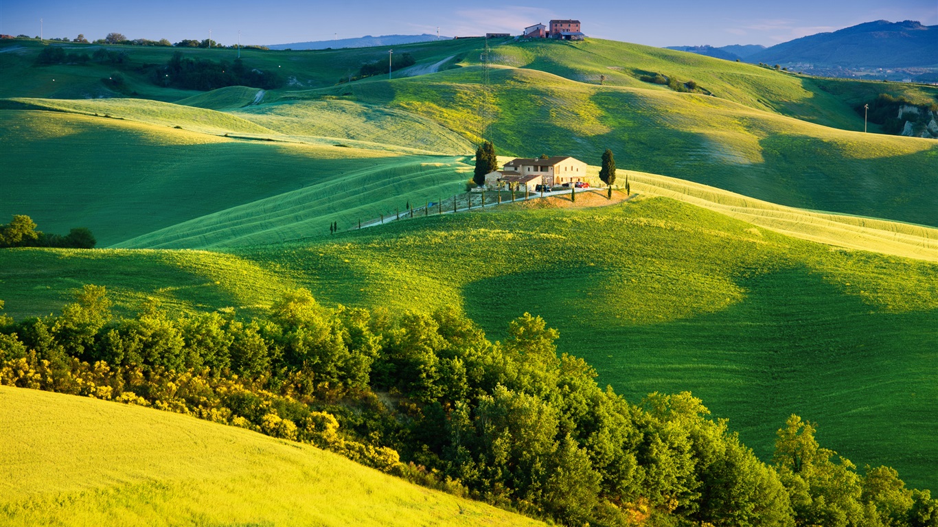 イタリア、緑の野原、美しい風景 1366x768 壁紙 背景画像