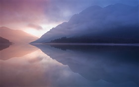 湖、山、霧、水の反射 HDの壁紙