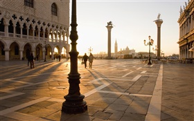 ヴェネツィア、広場、歩行者、太陽の光