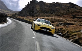 アストンマーティンV12ヴァンテージS黄色のスーパーカーのフロントビュー、スピード HDの壁紙