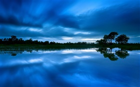 夕暮れ、湖、木、青空、水反射 HDの壁紙