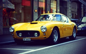 ストリートでのフェラーリ黄色のレトロな車 HDの壁紙