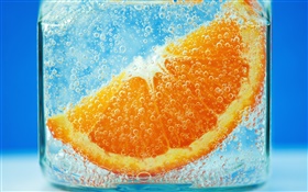 水にオレンジのスライス、青色の背景色、バブル