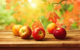 赤りんご、木製のテーブル、秋、葉