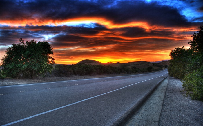 道路、夕暮れ、雲、赤い空 壁紙 ピクチャー