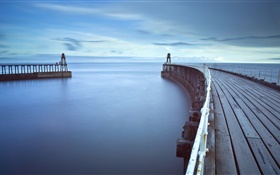 木製の橋、桟橋、灯台、海、夜明け HDの壁紙