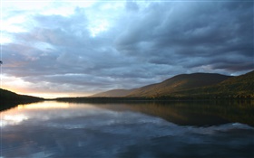 曇り空、湖、山、夕暮れ、水反射 HDの壁紙