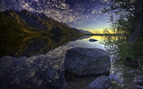 湖、夕暮れ、山、雲、水反射 HDの壁紙