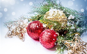 クリスマスボール、松の枝、新しい年の装飾