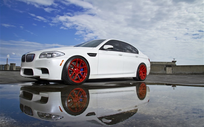 BMW M5 F10白い車、水たまり 壁紙 ピクチャー
