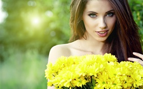 美しい長い髪の少女、黄色の菊の花