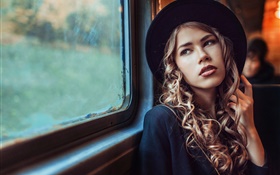 茶色の目の女の子、帽子、列車