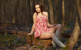森で少女座る、足、赤いドレス、姿勢