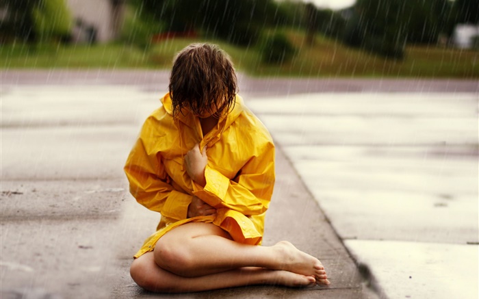 ストリートで少女座る、雨 壁紙 ピクチャー
