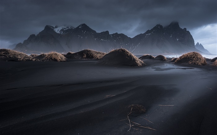 アイスランド、Vestrahorn、黒い砂、夕暮れ、草、山、雲 壁紙 ピクチャー