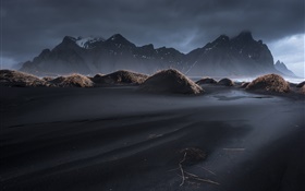 アイスランド、Vestrahorn、黒い砂、夕暮れ、草、山、雲 HDの壁紙