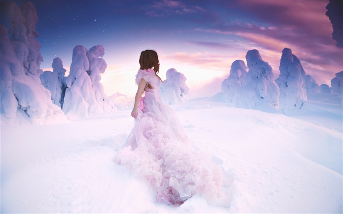 冬のピンクのドレスの女の子、厚い雪 壁紙 ピクチャー