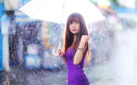 紫のドレスアジアの女の子、傘、雨
