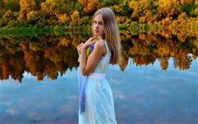 白いドレスの女の子、ブロンド、目、湖、森、水の反射 HDの壁紙
