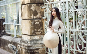 アジアの女の子、白いドレス、長い髪、フェンス HDの壁紙
