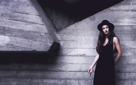 黒のドレスの女の子、帽子、壁