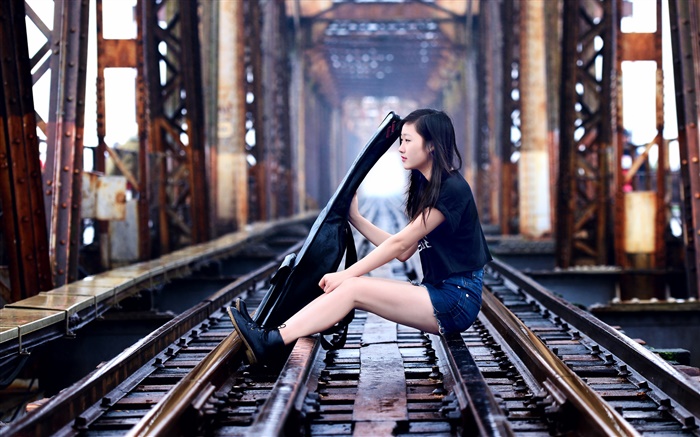 鉄道プレイギター、ブリッジでの少女座ります 壁紙 ピクチャー