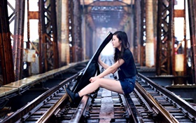 鉄道プレイギター、ブリッジでの少女座ります HDの壁紙