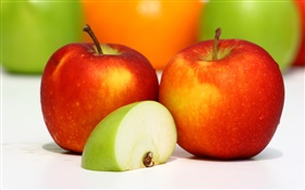 2つの赤いりんご、青リンゴのスライス、おいしい果物 HDの壁紙