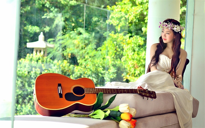 アジアの音楽の女の子、白いドレス、ギター、チューリップ 壁紙 ピクチャー