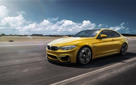 BMW M4 F82黄色の車のスピード