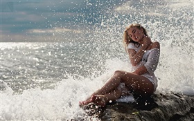 ブロンドの女の子、白いドレス、岩の上に座って、海、波、水のしぶき HDの壁紙