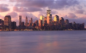 ニューヨーク、アメリカ、建物、高層ビル、ライト、海、夕方、夕日、雲 HDの壁紙
