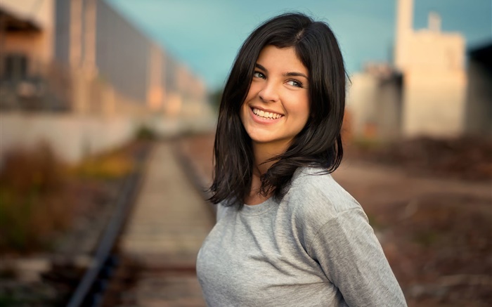 笑顔の女の子、黒い髪、鉄道、ボケ味 壁紙 ピクチャー