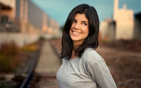 笑顔の女の子、黒い髪、鉄道、ボケ味 HDの壁紙
