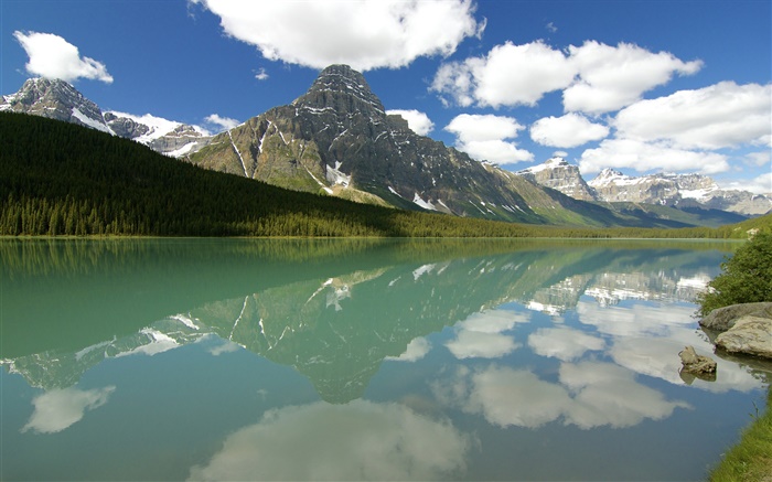 水鳥湖、バンフ国立公園、アルバータ州、カナダ、雲、山、森 壁紙 ピクチャー
