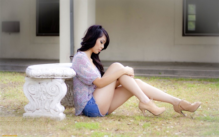 アジアの女の子地面に座って、美脚 壁紙 ピクチャー