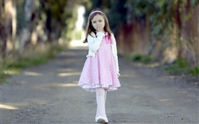 かわいい子供、ピンクのドレスの女の子、道路、木 HDの壁紙