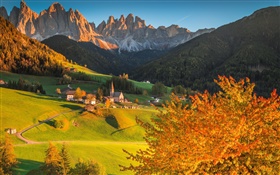 イタリア、ドロミテ、山、森、木、家、日没、秋 HDの壁紙