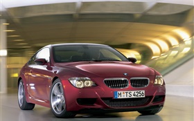 BMW M6赤い車のフロントビュー