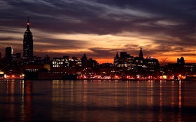 美しい街の夜、家、川、ライト、日没、赤い空 HDの壁紙