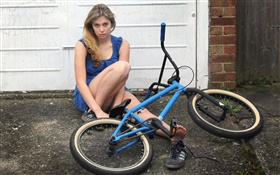 青いドレスの女の子、自転車 HDの壁紙