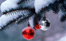 クリスマスボール、木、小枝、厚い雪 HDの壁紙