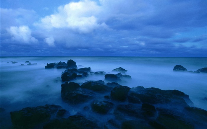 夕暮れ、海、海岸、岩、雲、青スタイル 壁紙 ピクチャー